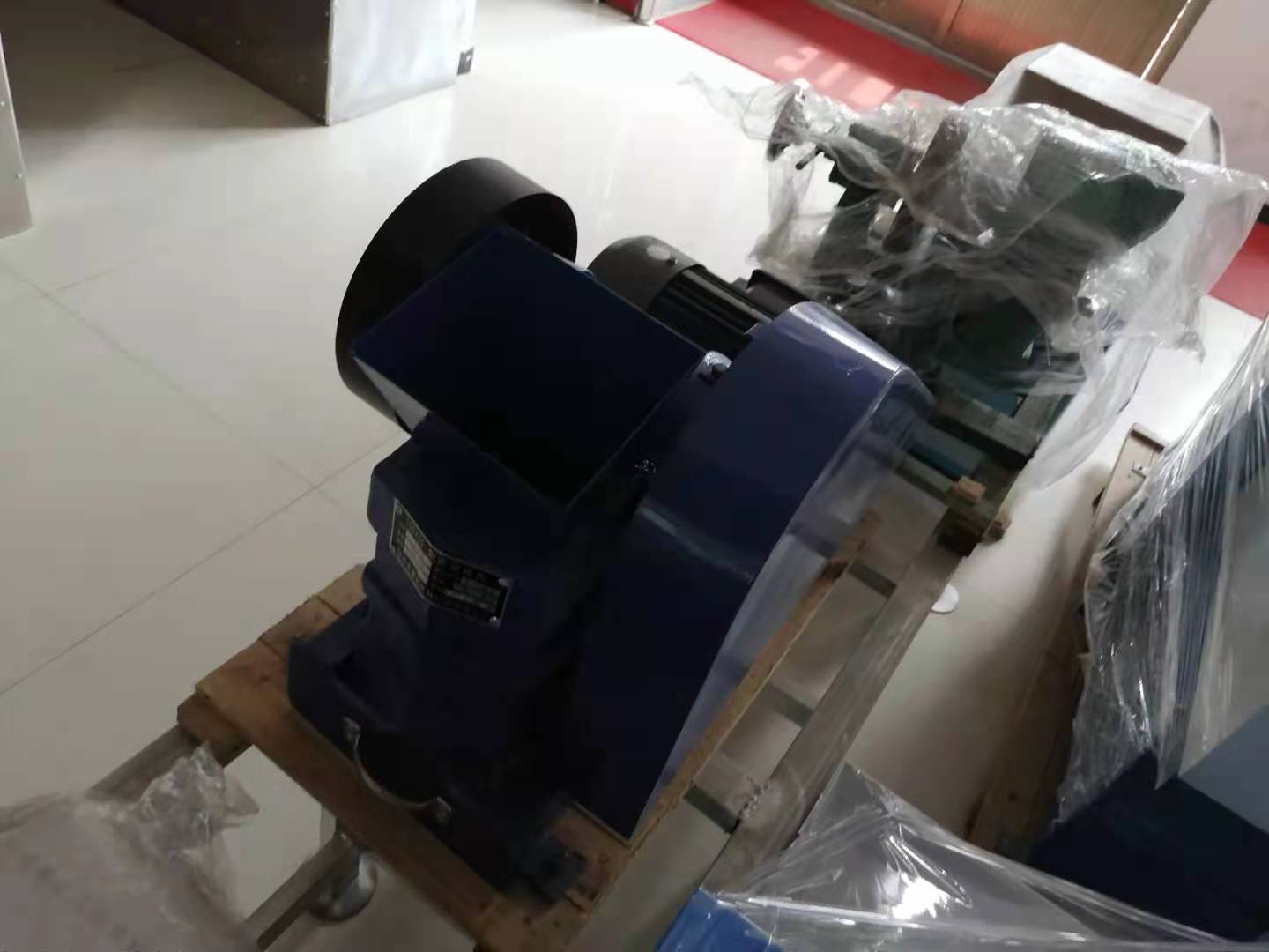 100 60鄂式破碎機(jī)4.jpg