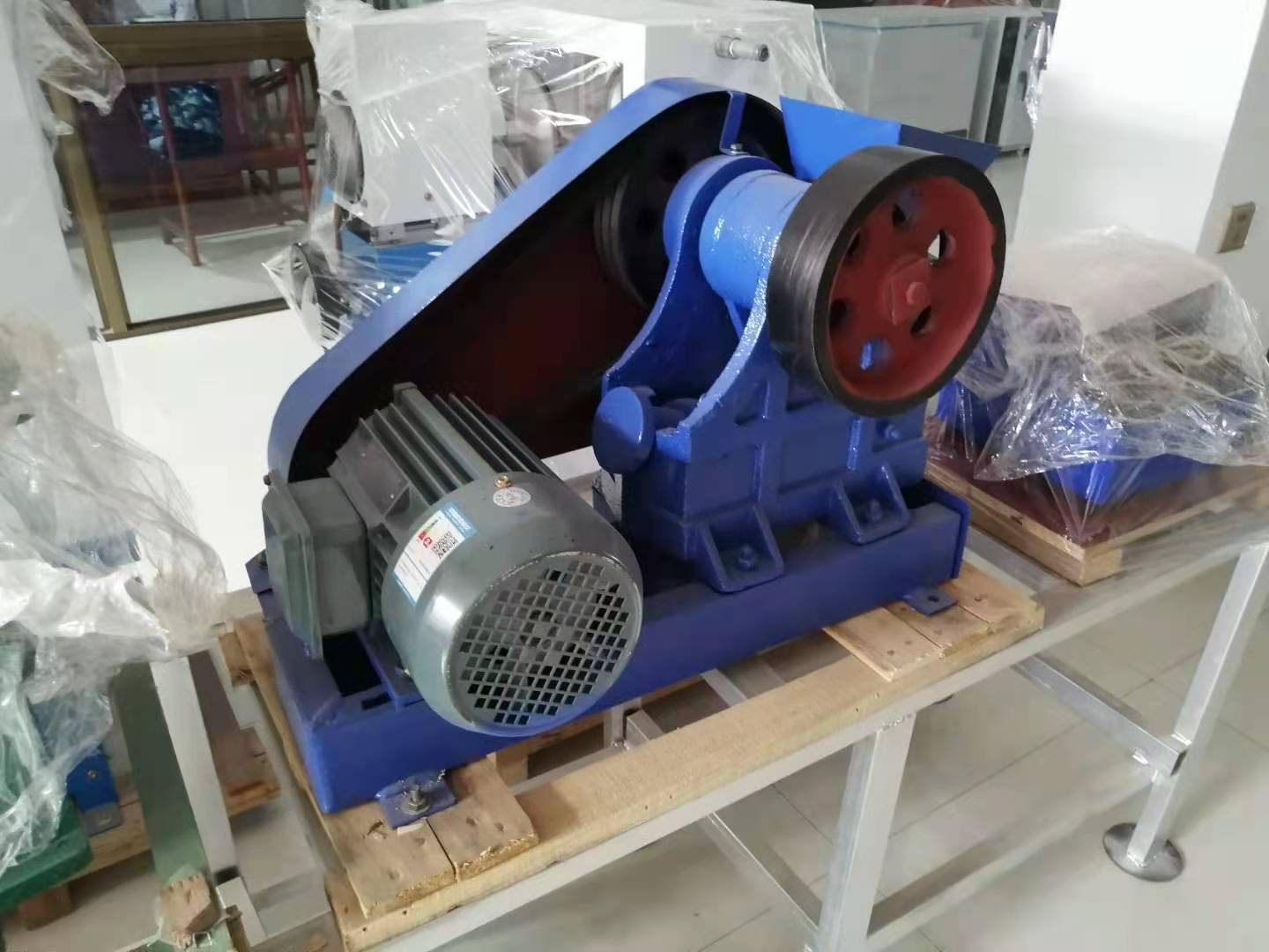 100 60鄂式破碎機(jī)2.jpg